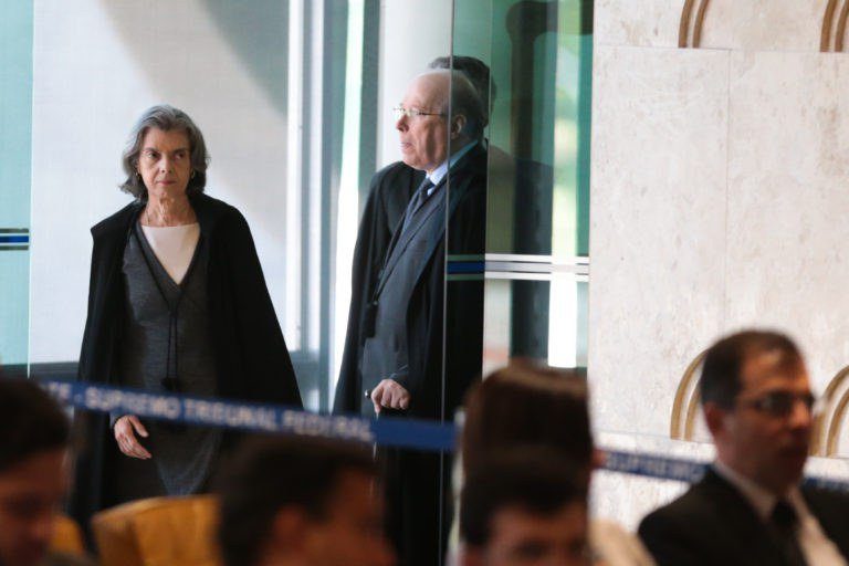 A República inaugurada em 1988 está de joelhos